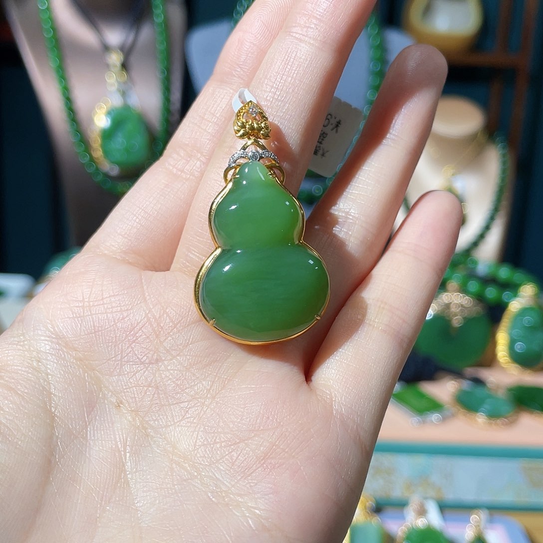 和田玉（碧玉）吊坠18K金镶嵌