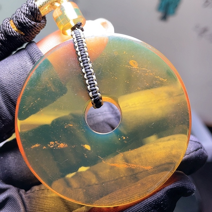 琥珀裸石未镶嵌。。