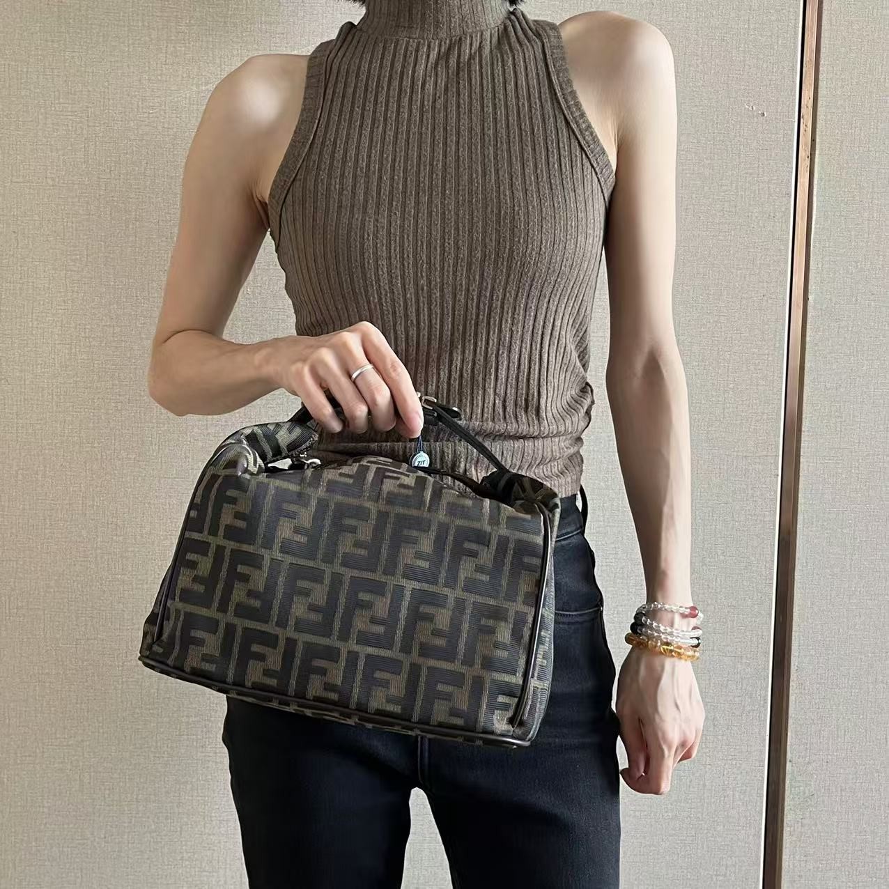 95新 FENDI/芬迪 老花大号饭盒手提包/云海优选/H06387