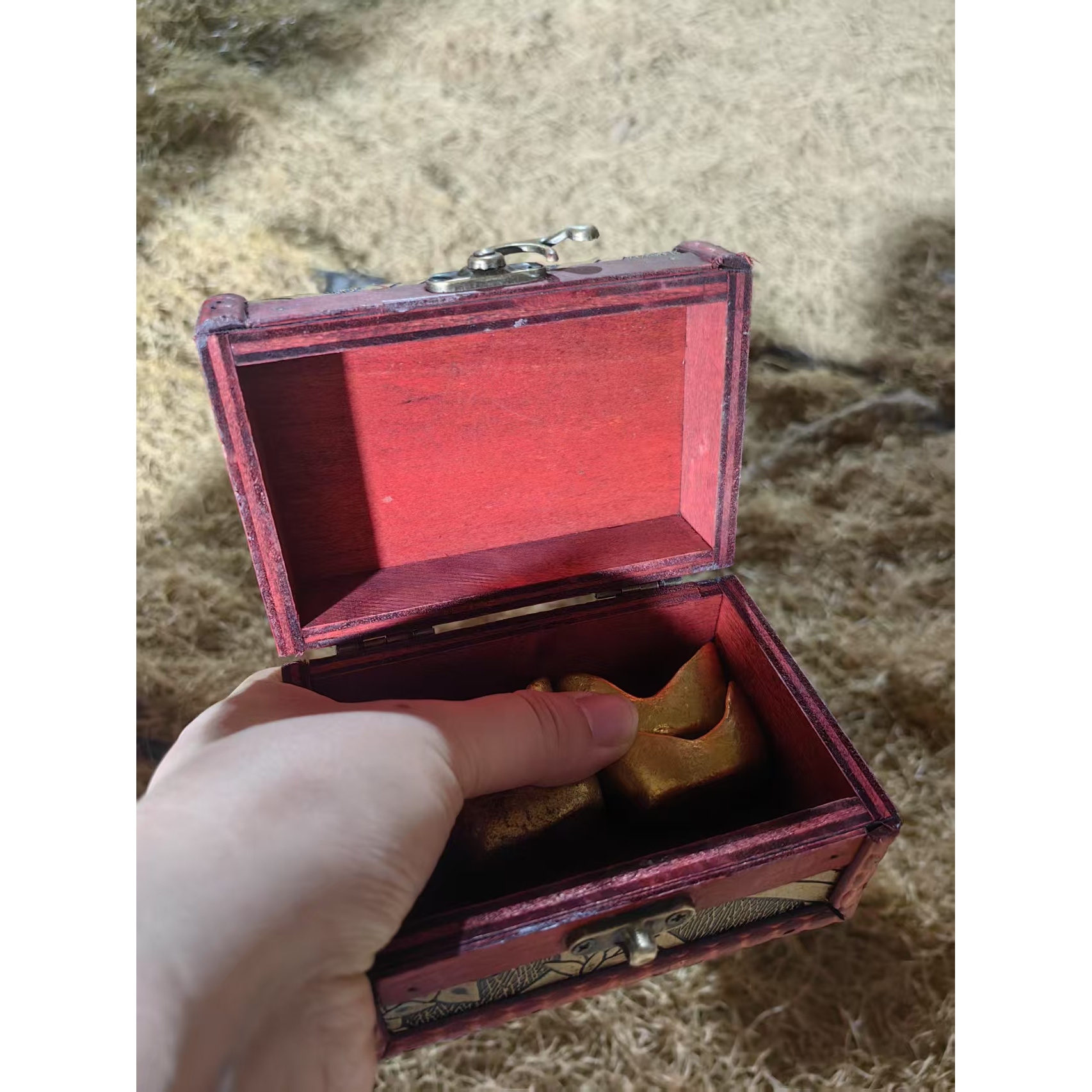 1个开封红色小盒子3个金园宝摆件链接