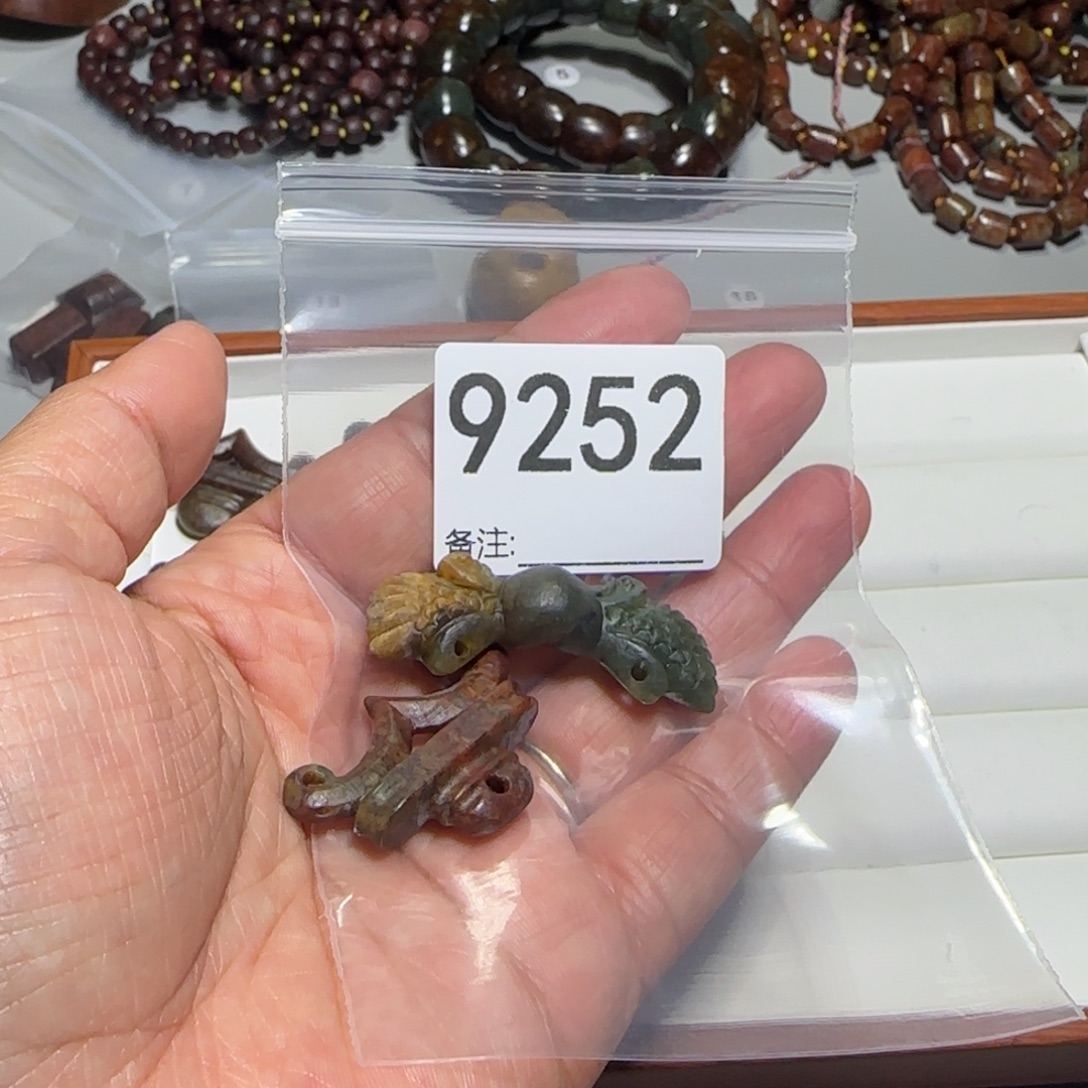 小***北透闪石质玉未镶嵌颈饰