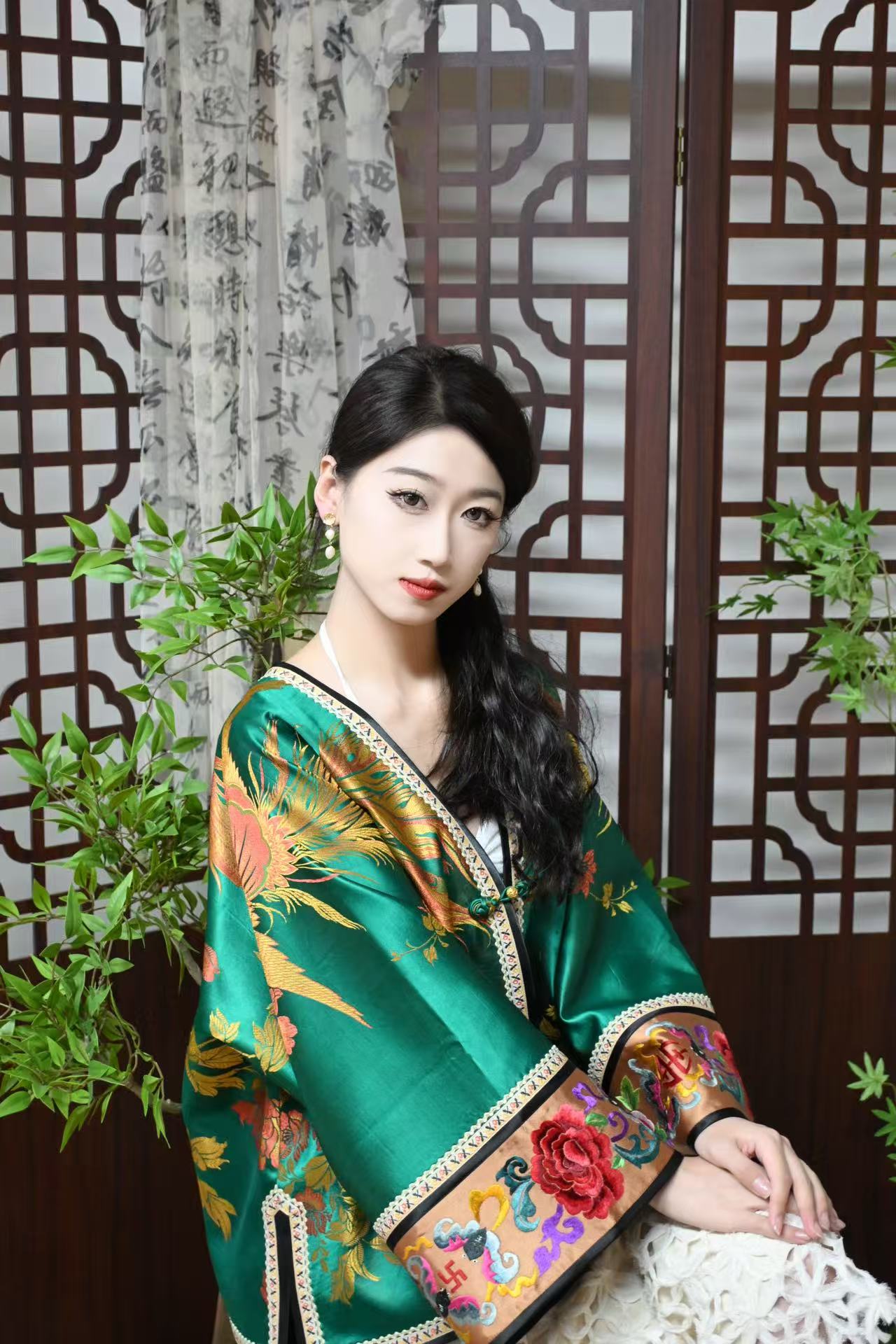 老软缎双层短中太太服袖子拼手绣