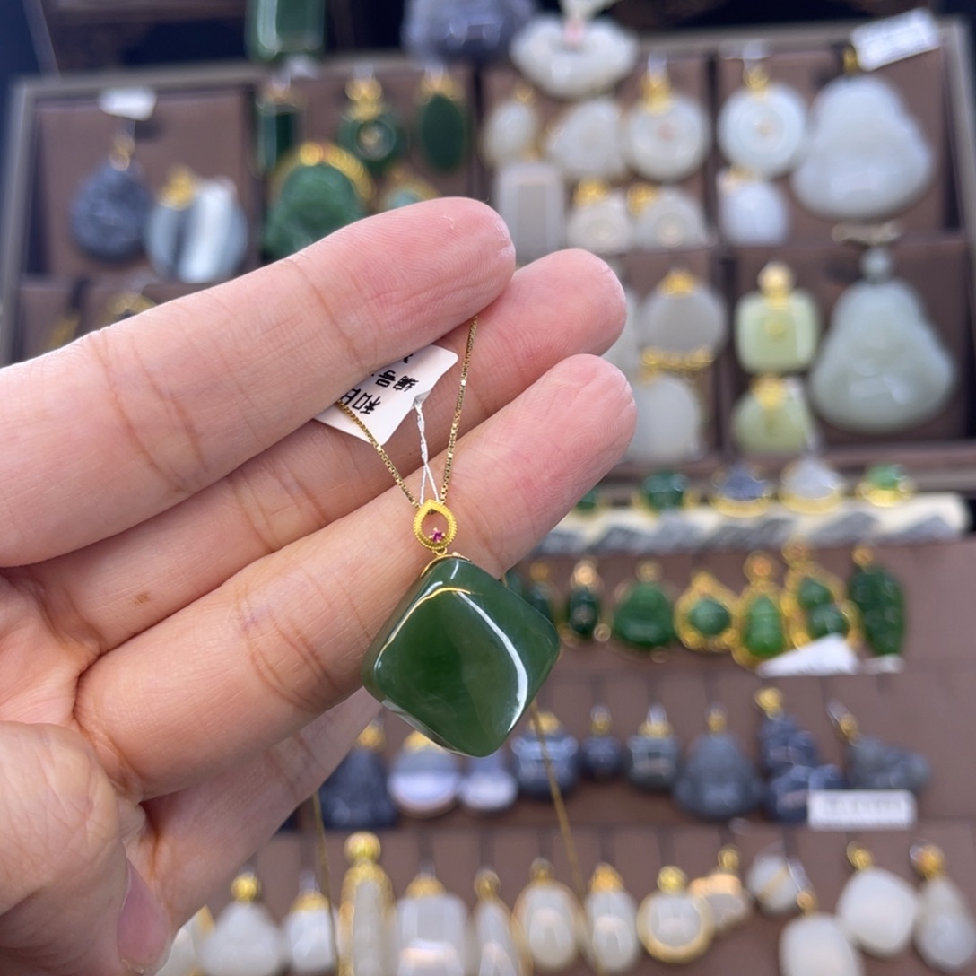 和田玉吊坠18K金镶嵌