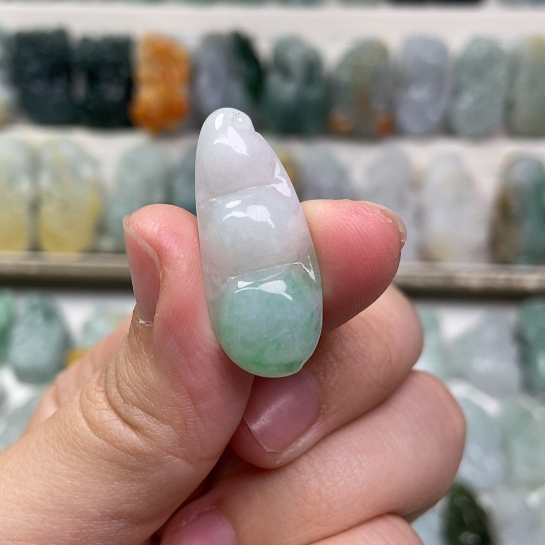 翡翠吊坠(赠链)未镶嵌
