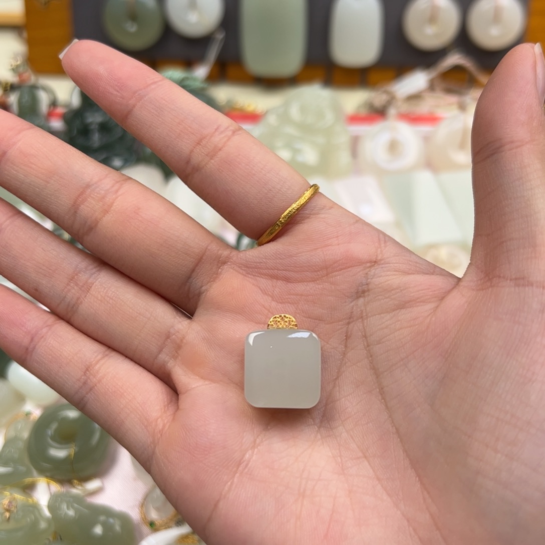 和田玉18K金镶嵌颈饰