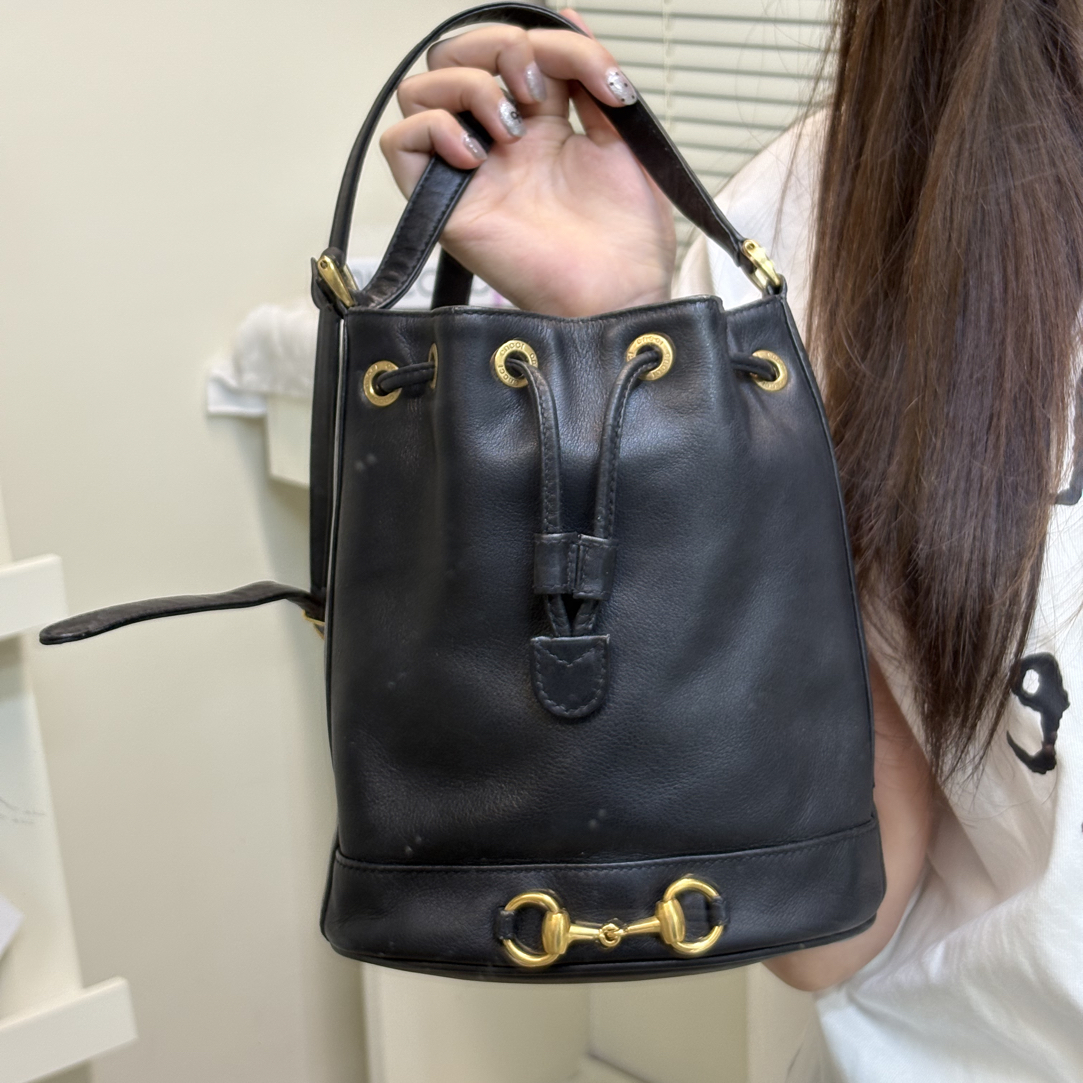 95新 GUCCI/古驰 黑色马衔扣水桶包九五成质优良