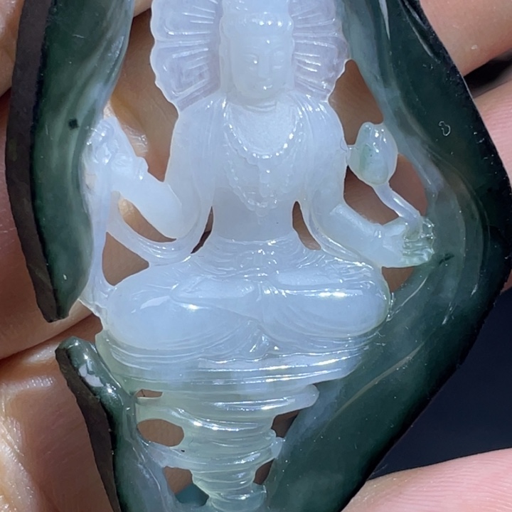 逯***通翡翠未镶嵌颈饰翡翠挂件