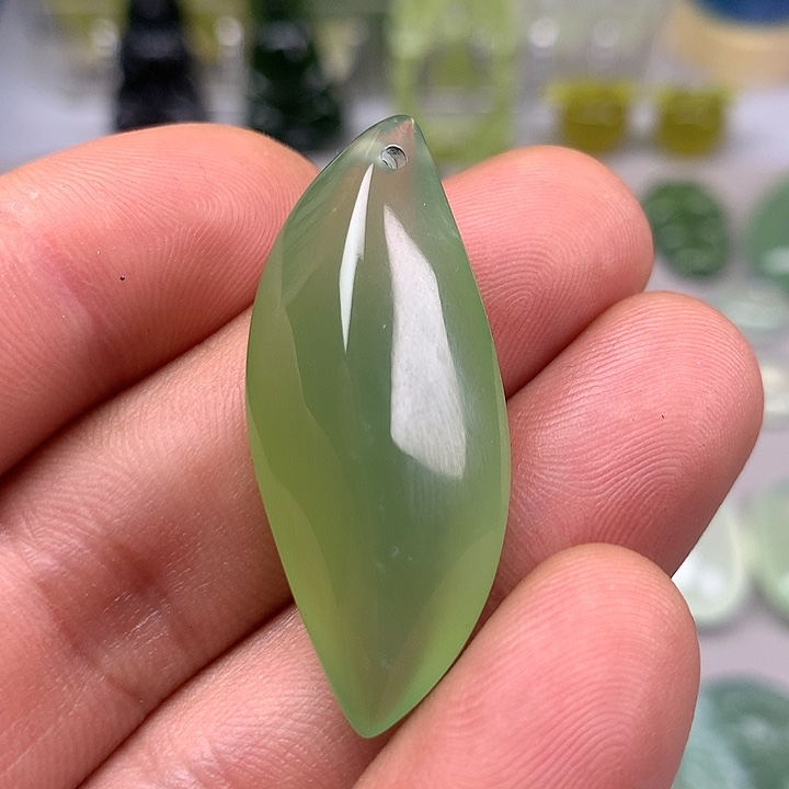 蛇纹石玉挂坠未镶嵌