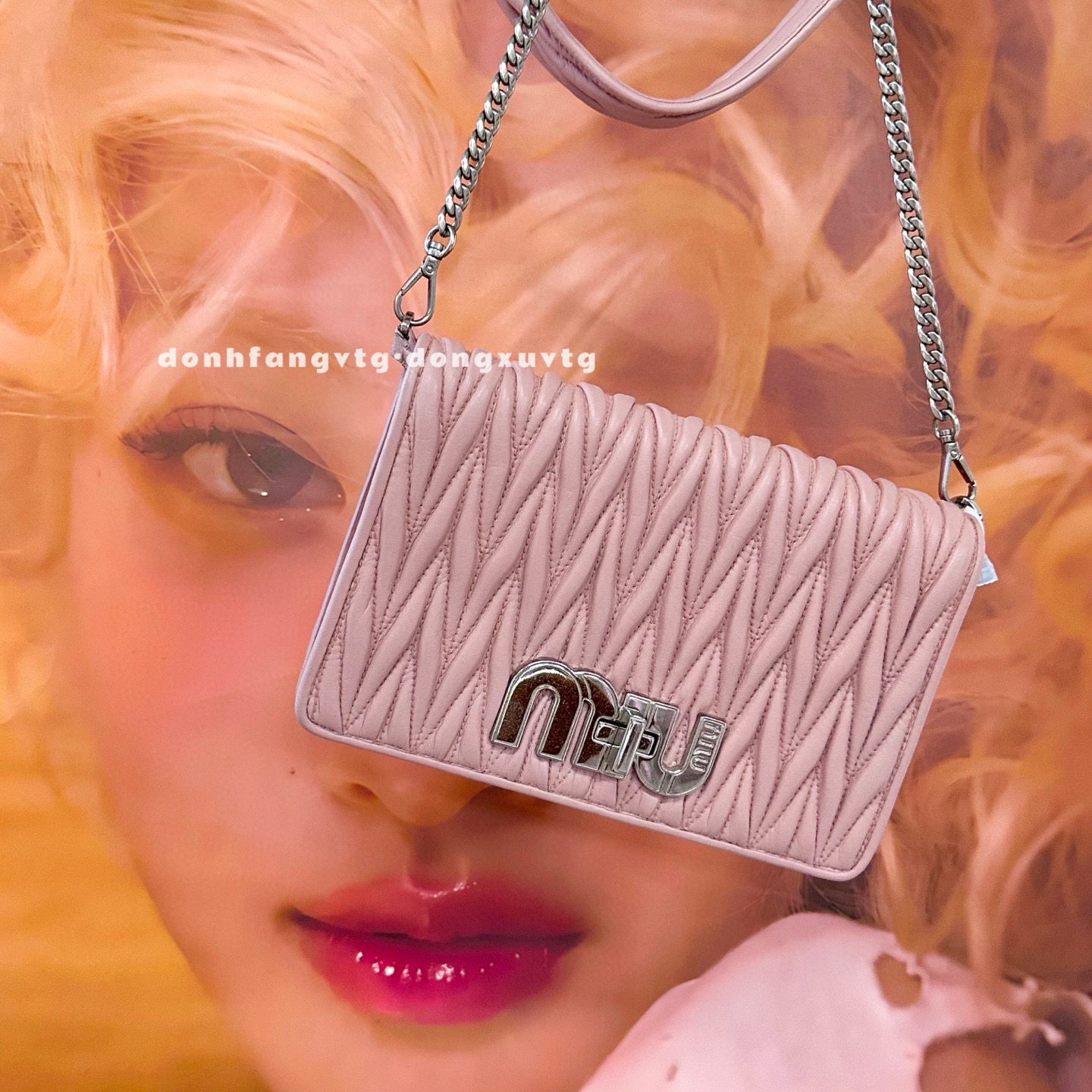 95新 MIU MIU/缪缪 miumiu 樱花粉褶皱woc链条斜挎包