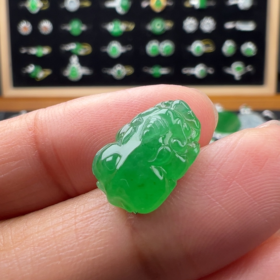 翡翠未镶嵌颈饰貔貅