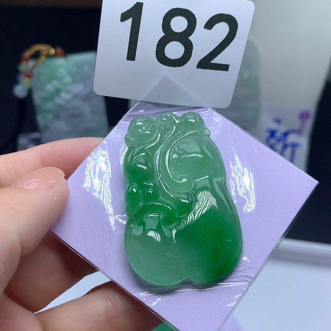 翡翠吊坠(赠链)未镶嵌