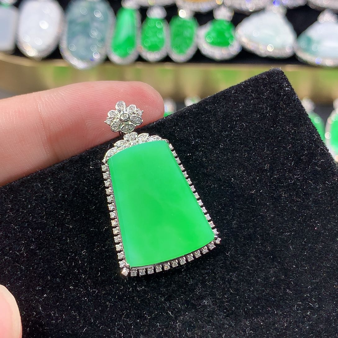 翡翠18K金镶嵌颈饰