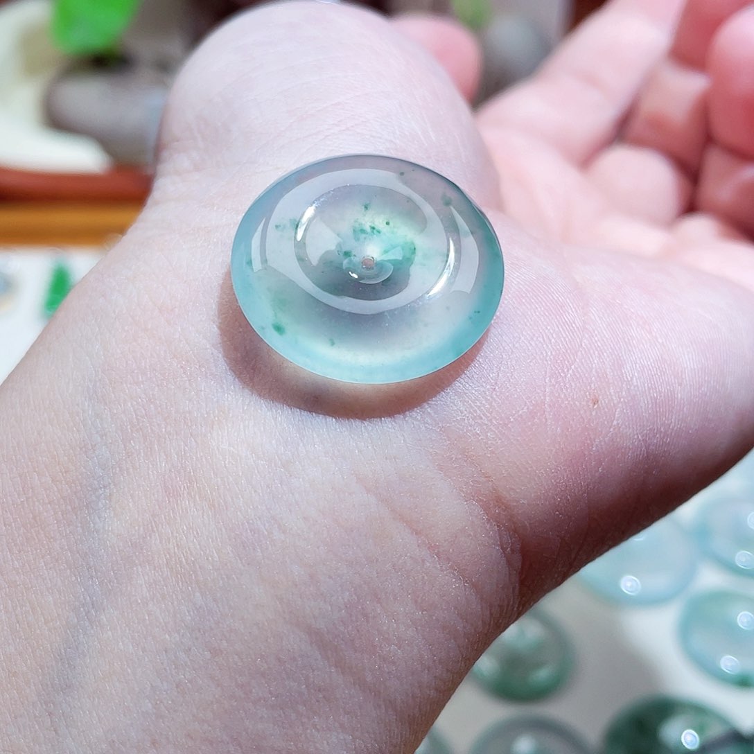 翡翠颈饰未镶嵌平安扣