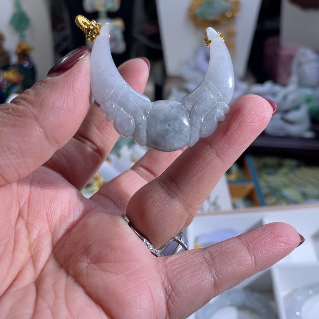 翡翠颈饰未镶嵌翡翠弯弯