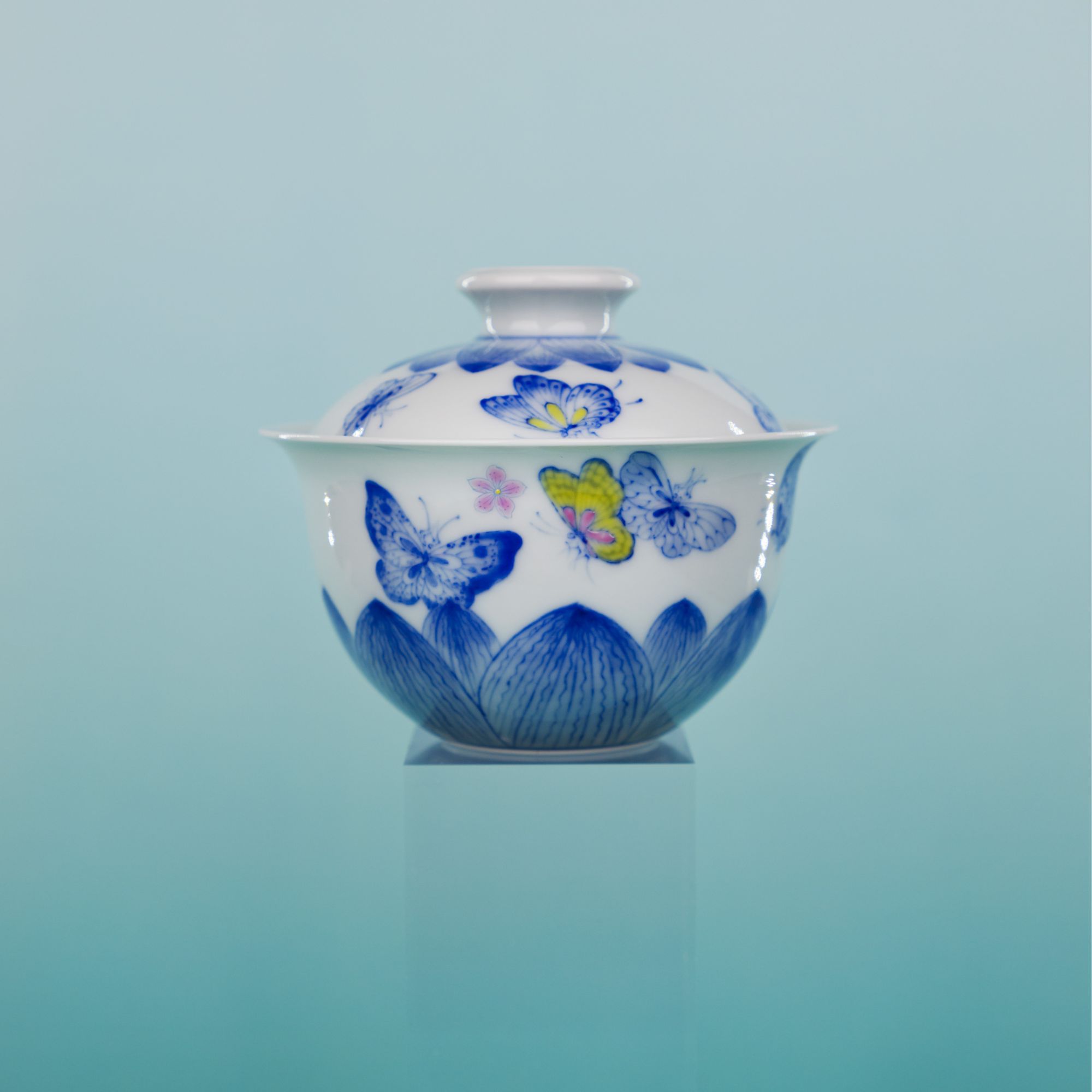 禄意窑青花莲瓣纹蝶恋花卧足盖碗瓷盖碗纯手工手绘陶瓷中式釉下彩