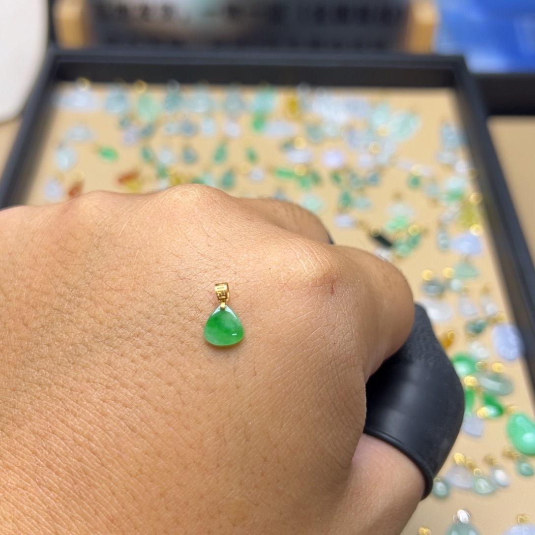 翡翠18K金镶嵌颈饰无事牌