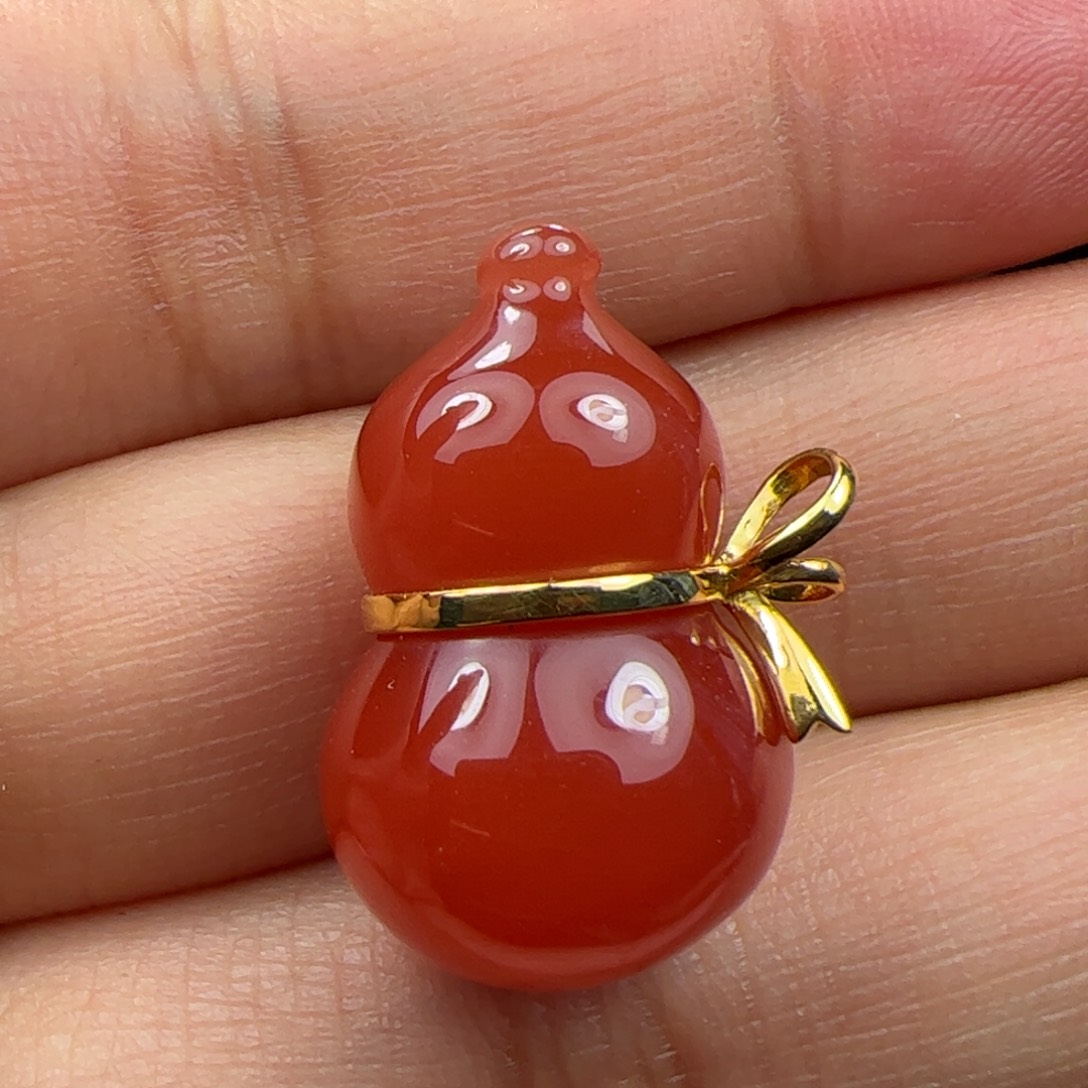 18K金镶嵌葫芦吊坠南红玛瑙