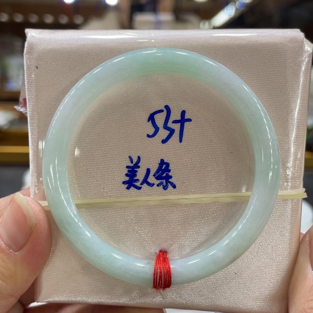 翡翠手镯未镶嵌翡翠