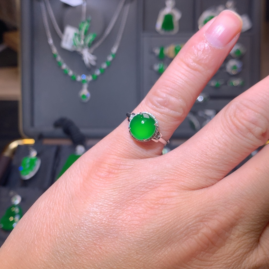 18K金镶嵌戒指翡翠蛋面