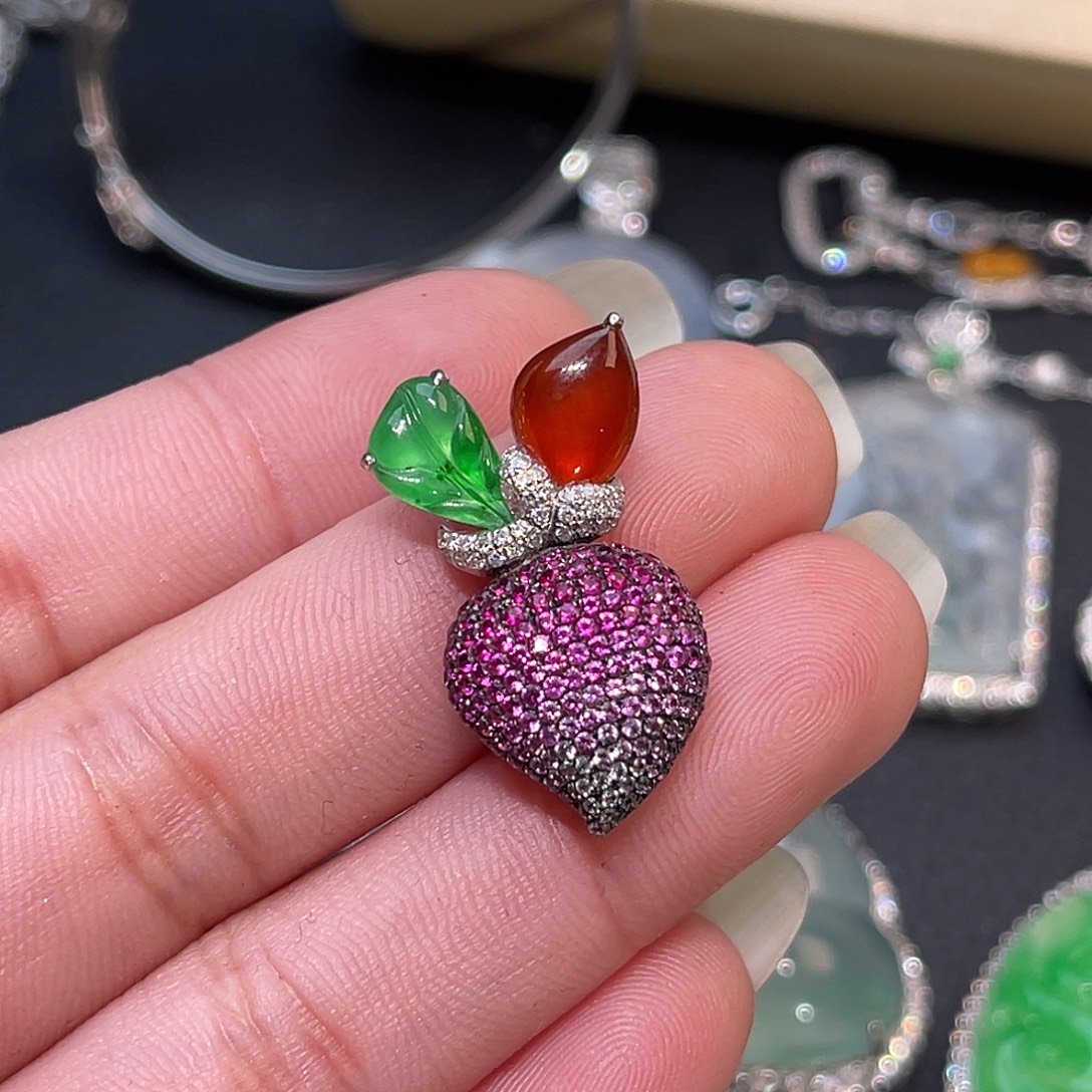 翡翠18K金镶嵌颈饰萝卜