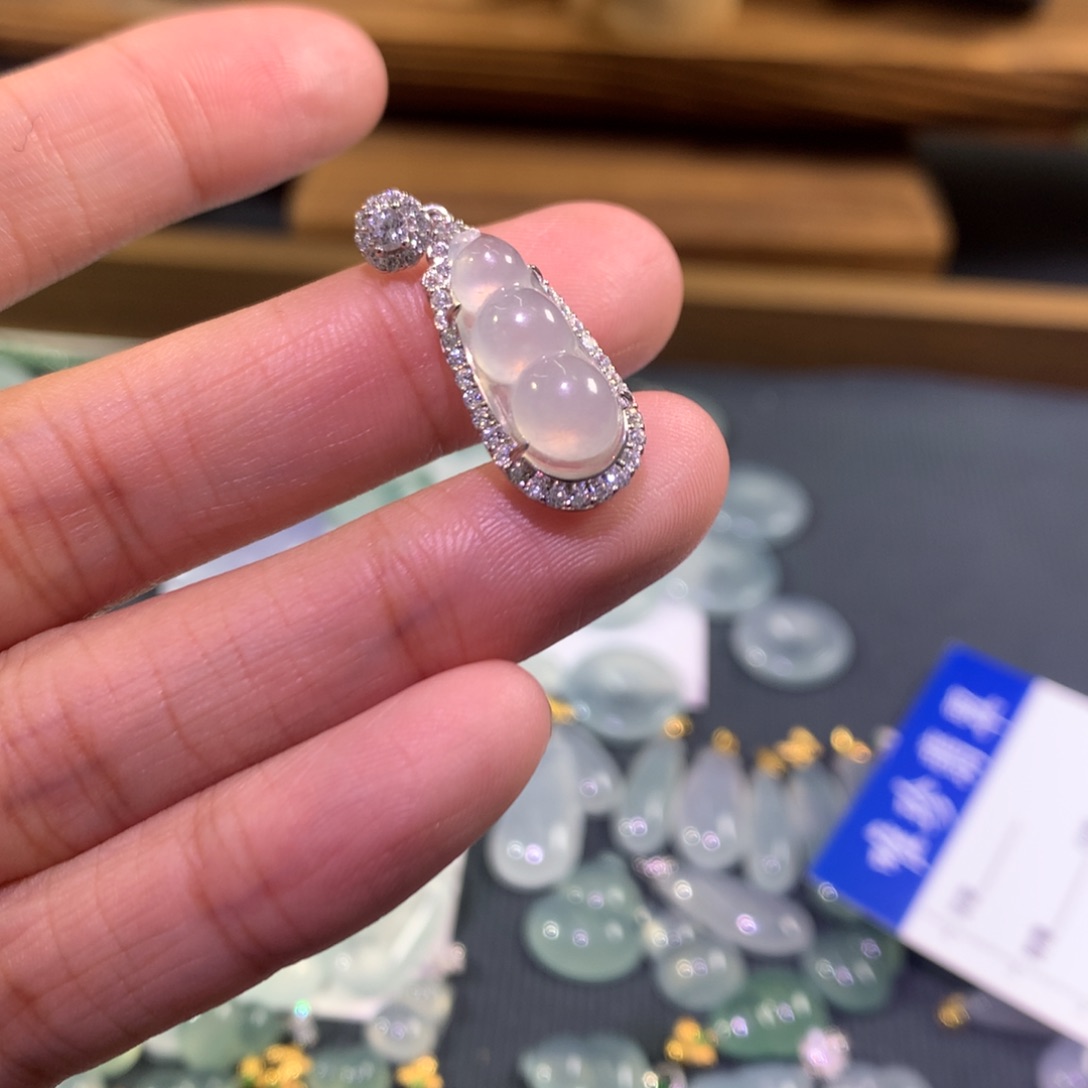 翡翠银S925镶嵌颈饰白冰福豆
