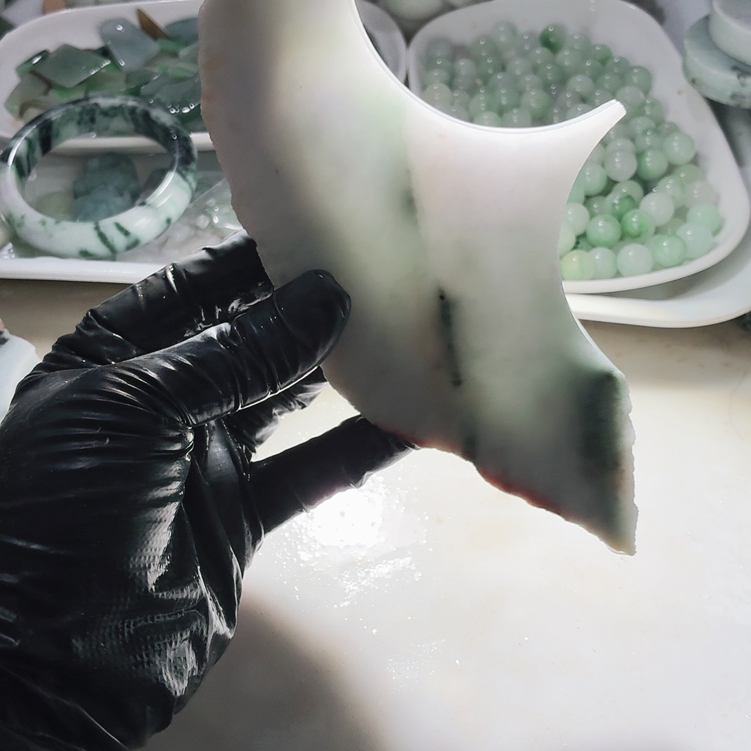 翡翠未镶嵌颈饰边角料