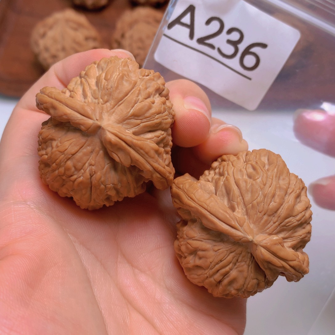 文玩核桃吊坠白狮子42尺