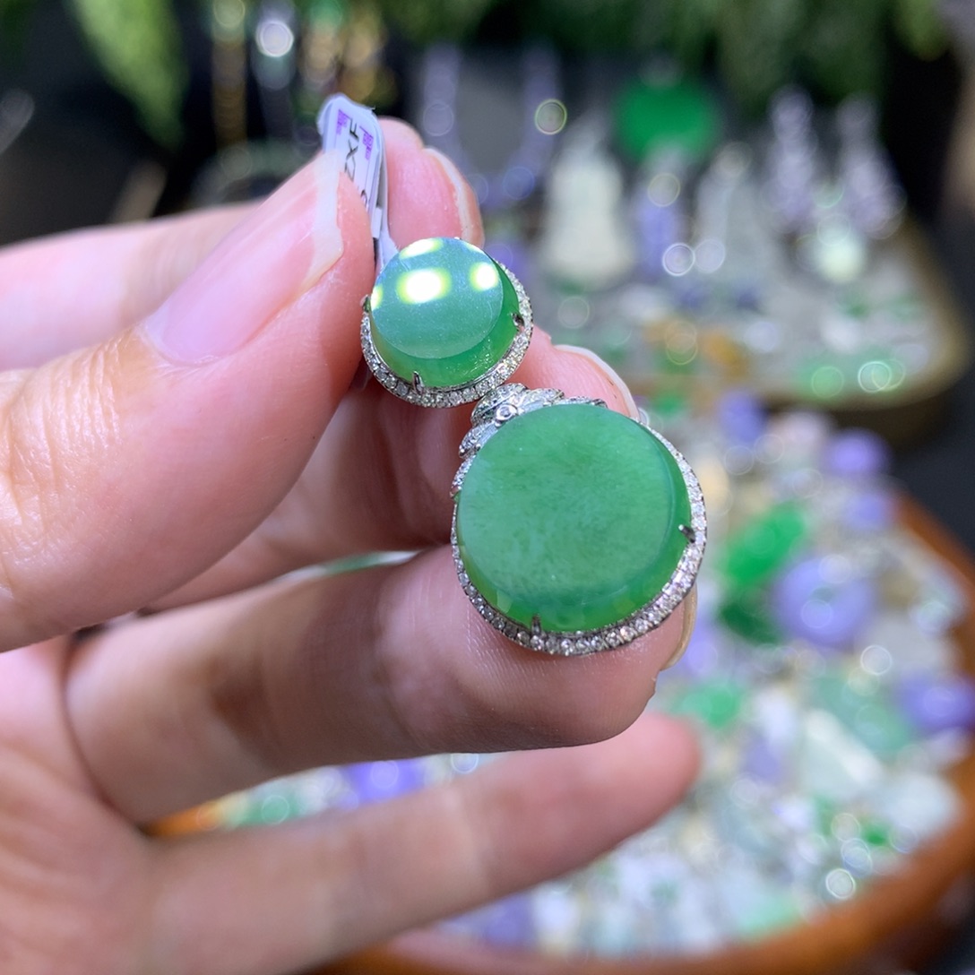 颈饰18K金镶嵌翡翠