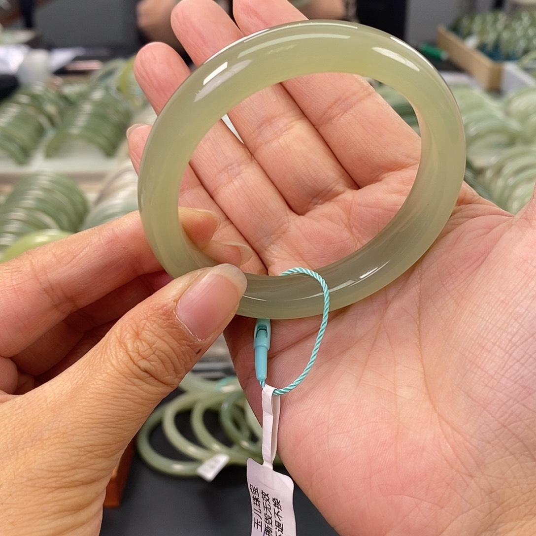 和田玉和田玉手镯54.55未镶嵌两****?