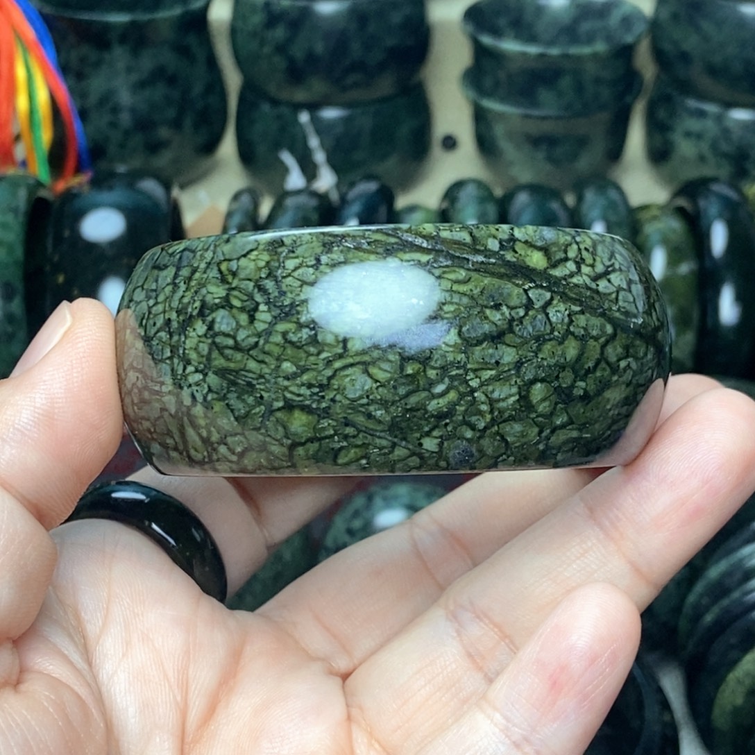 乐***天蛇纹石玉未镶嵌手镯