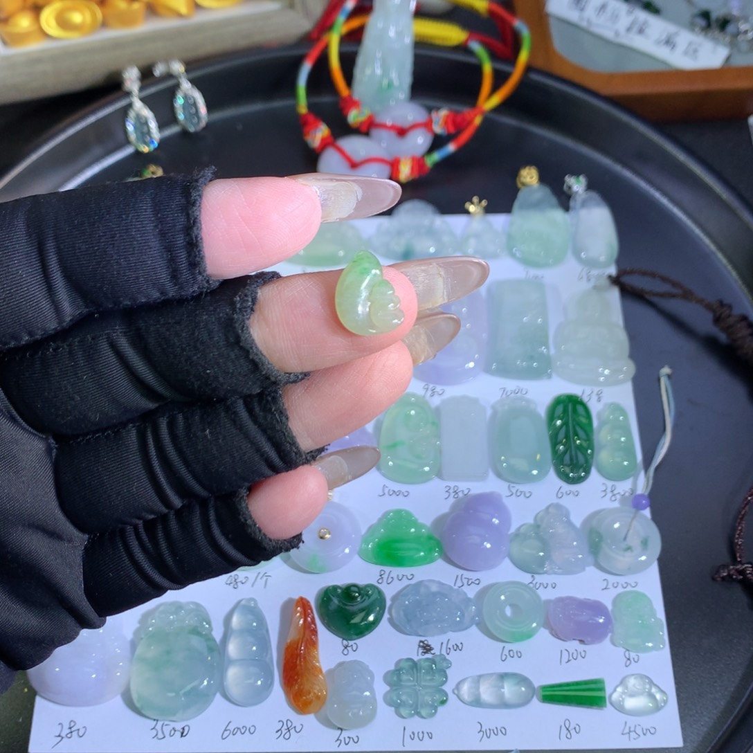 翡翠未镶嵌吊坠(不含链)松鼠