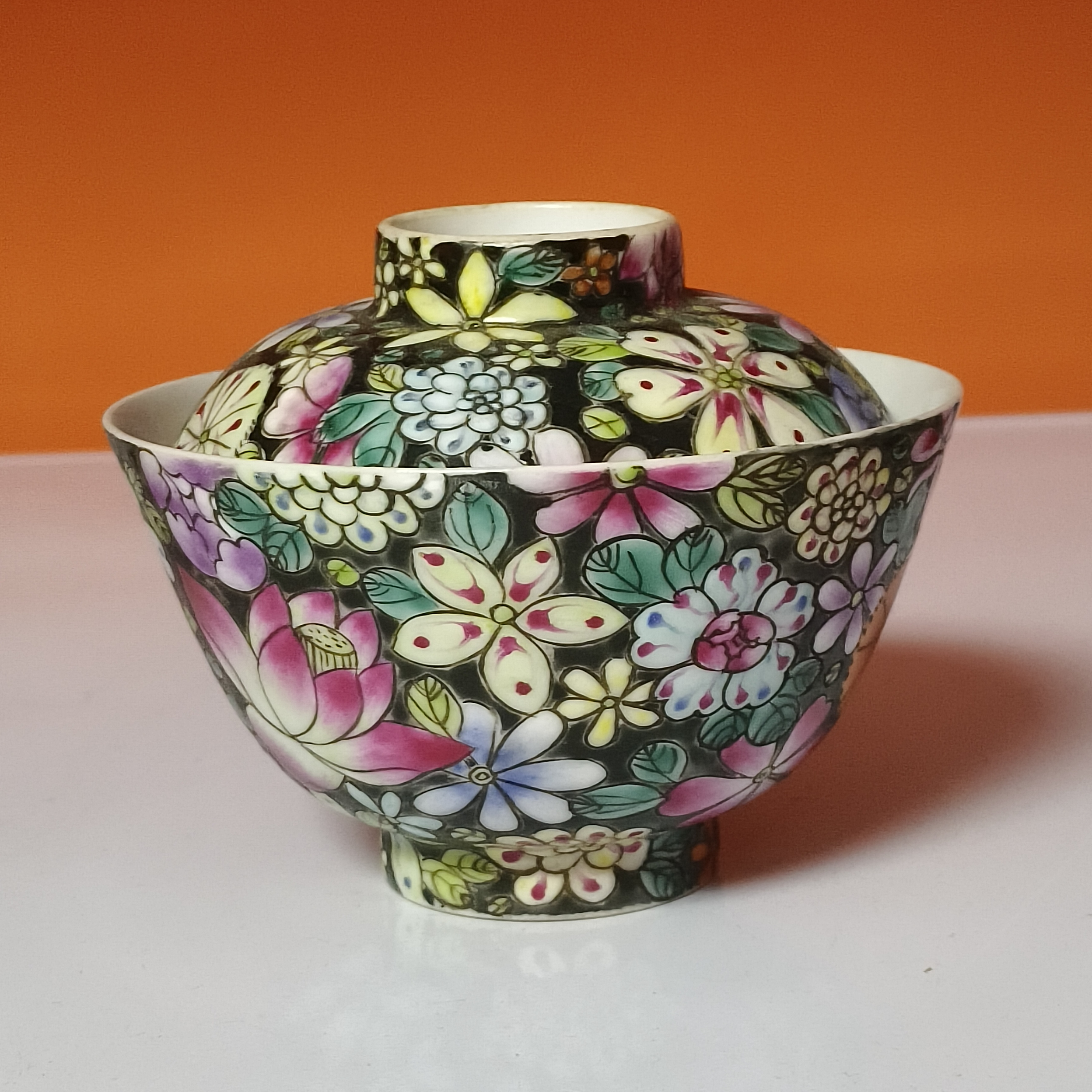 清晚期 墨地粉彩百花纹盖碗