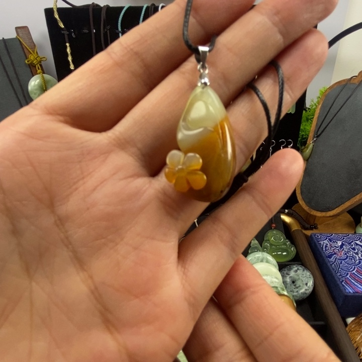 岫玉未镶嵌颈饰花玉吊坠