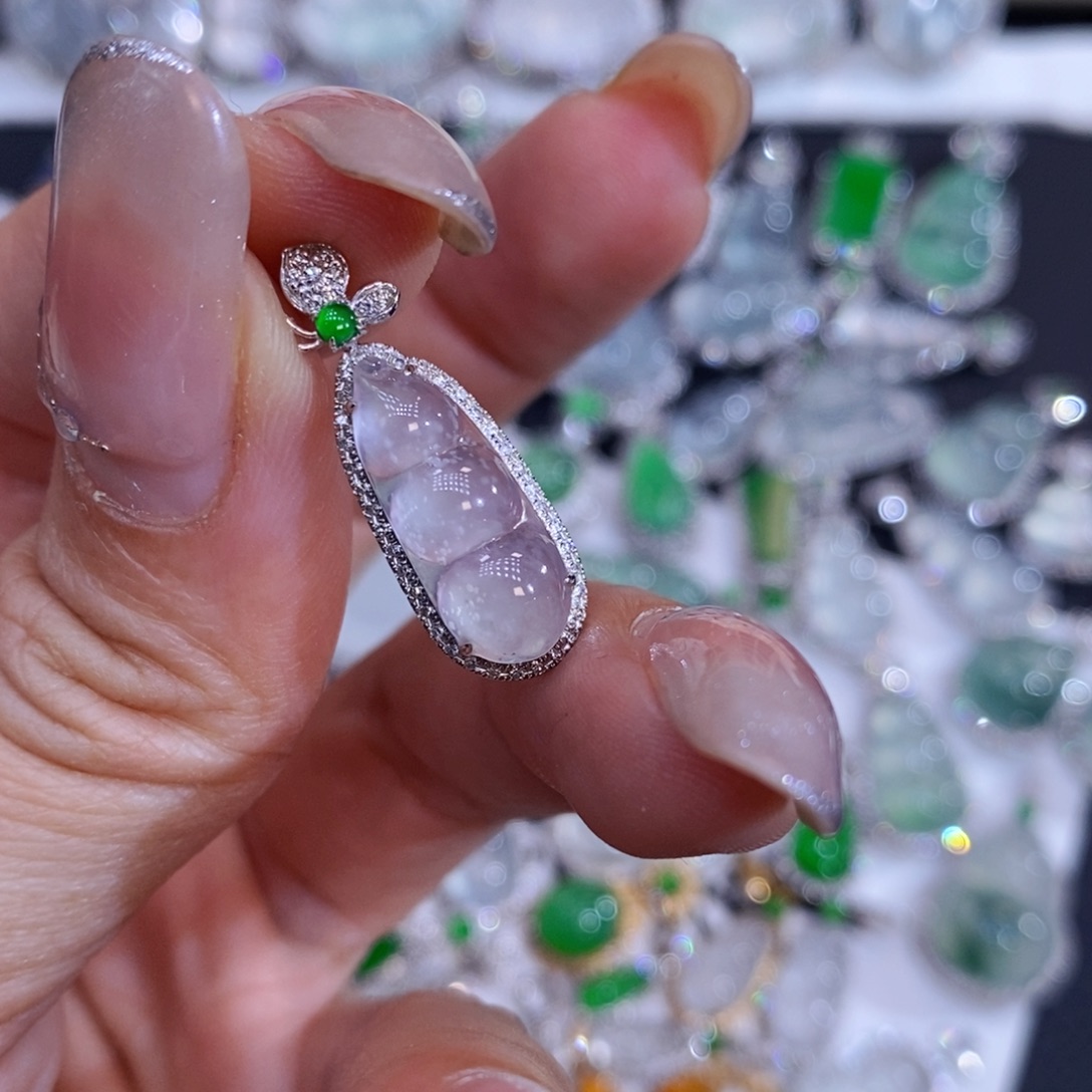 翡翠18K金镶嵌颈饰