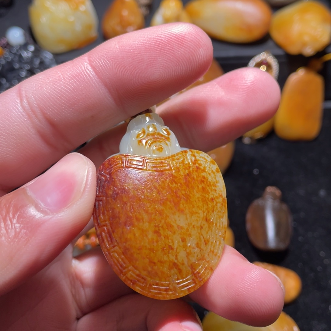 和田玉把件未镶嵌金**托