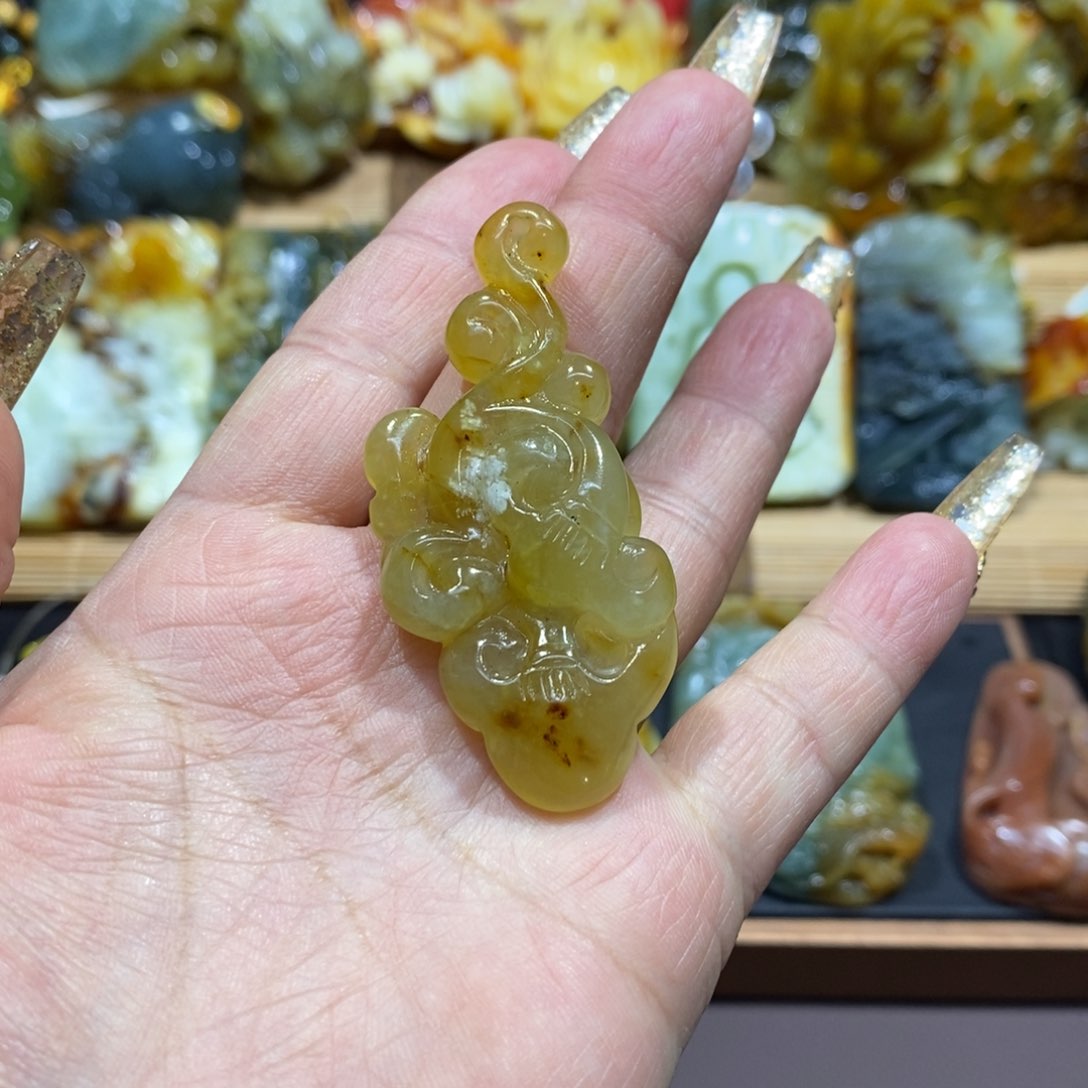 蛇纹石玉颈饰未镶嵌