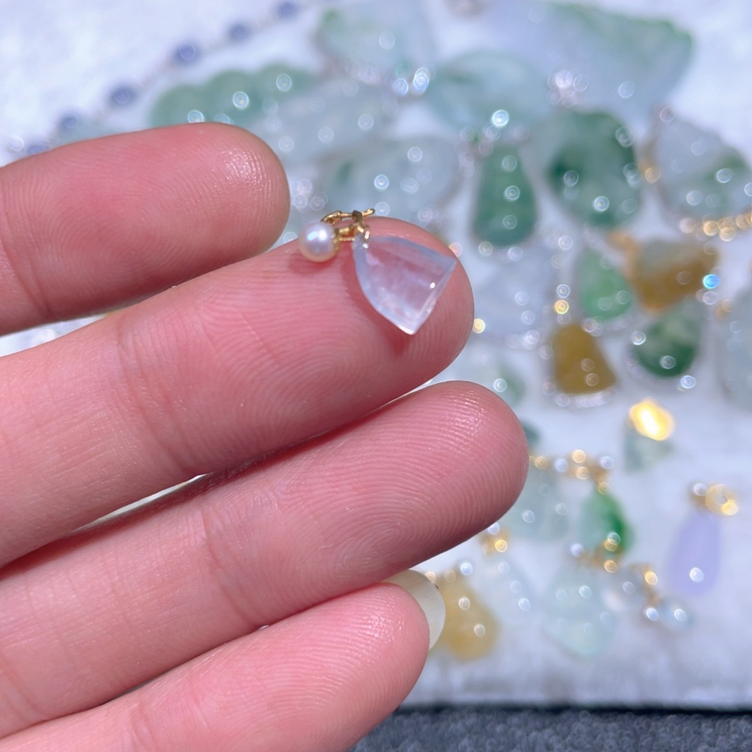 翡翠18K金镶嵌颈饰翡翠