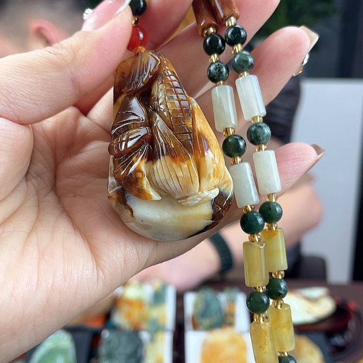 蛇纹石玉颈饰未镶嵌