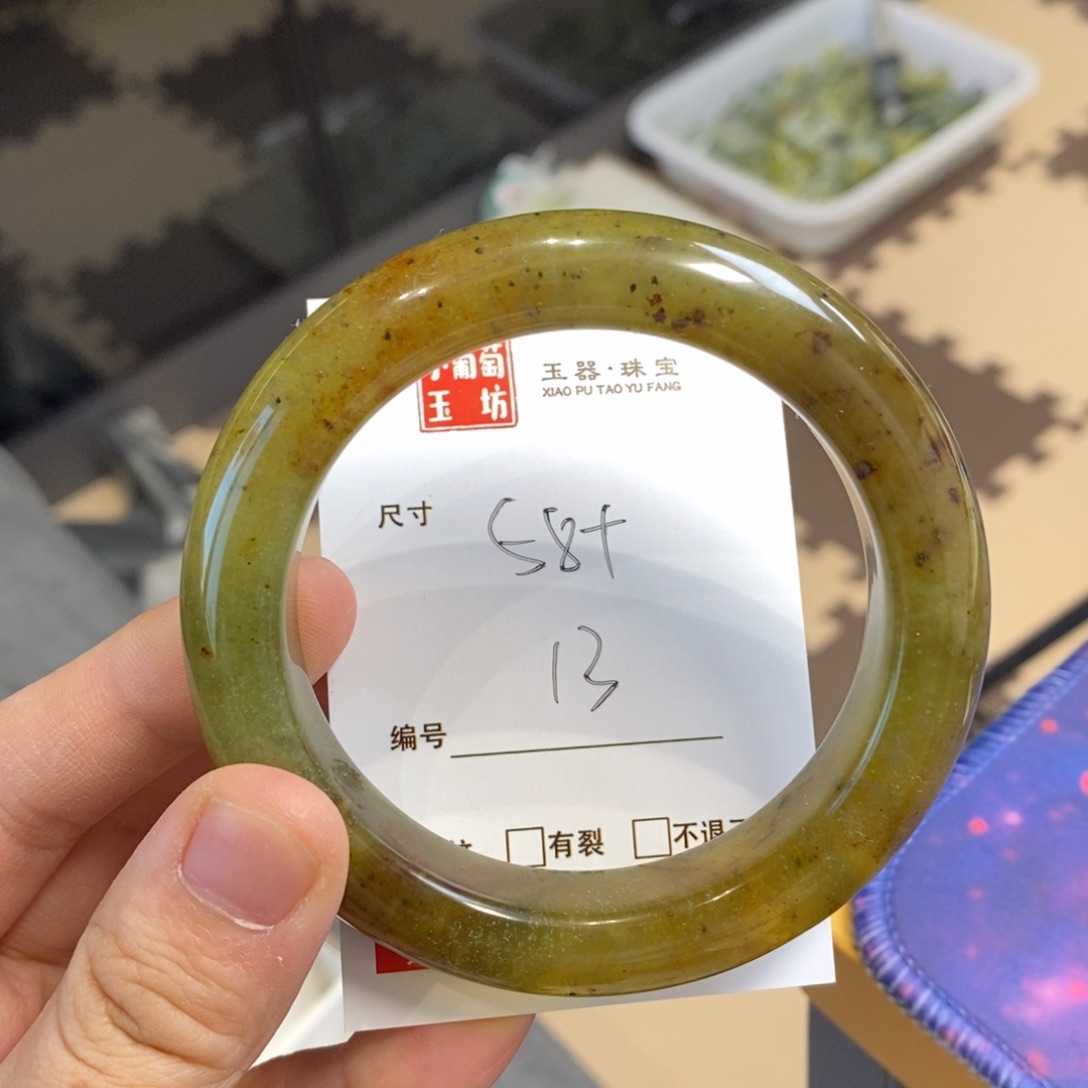 蛇纹石玉手镯未镶嵌