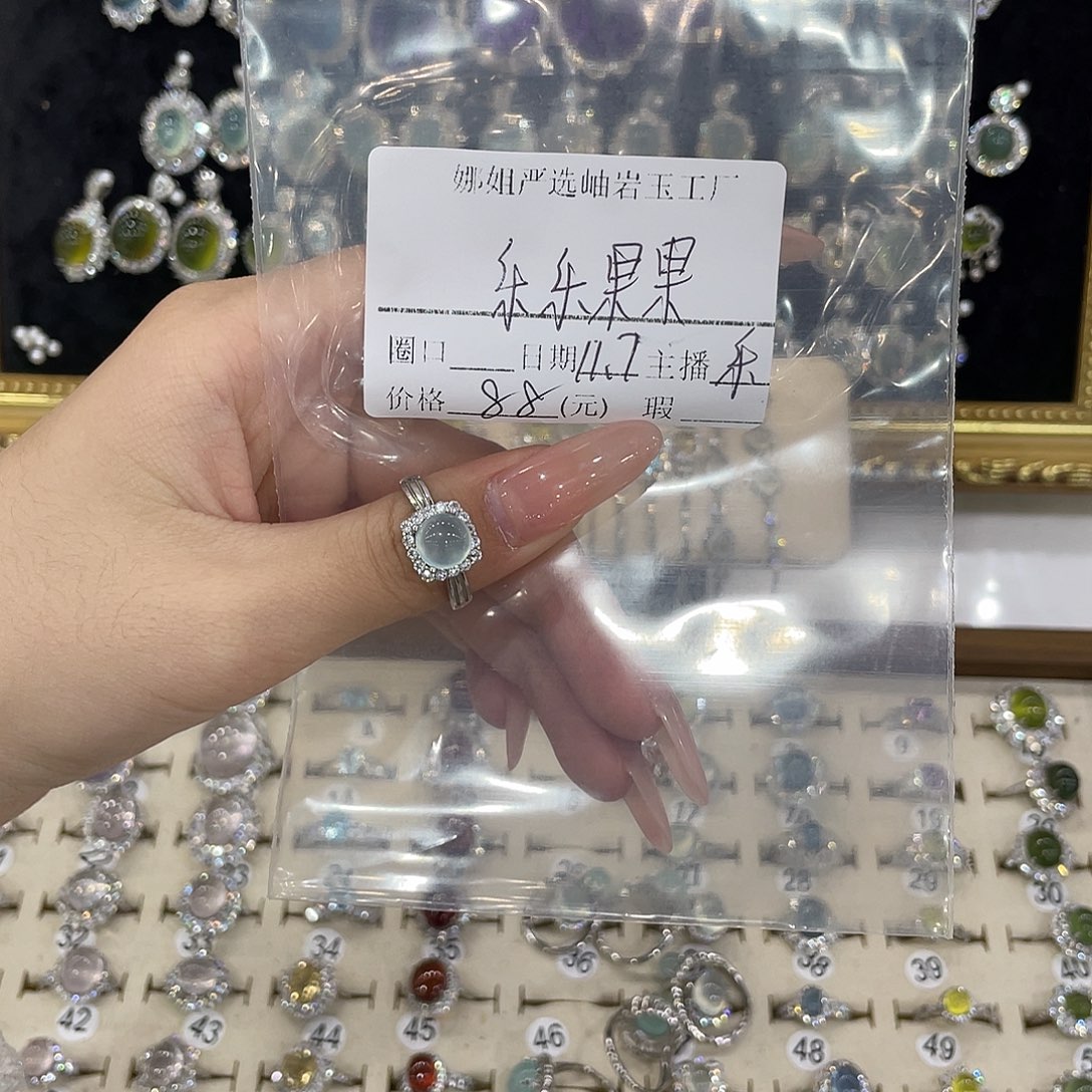 乐***果蛇纹石玉未镶嵌手镯