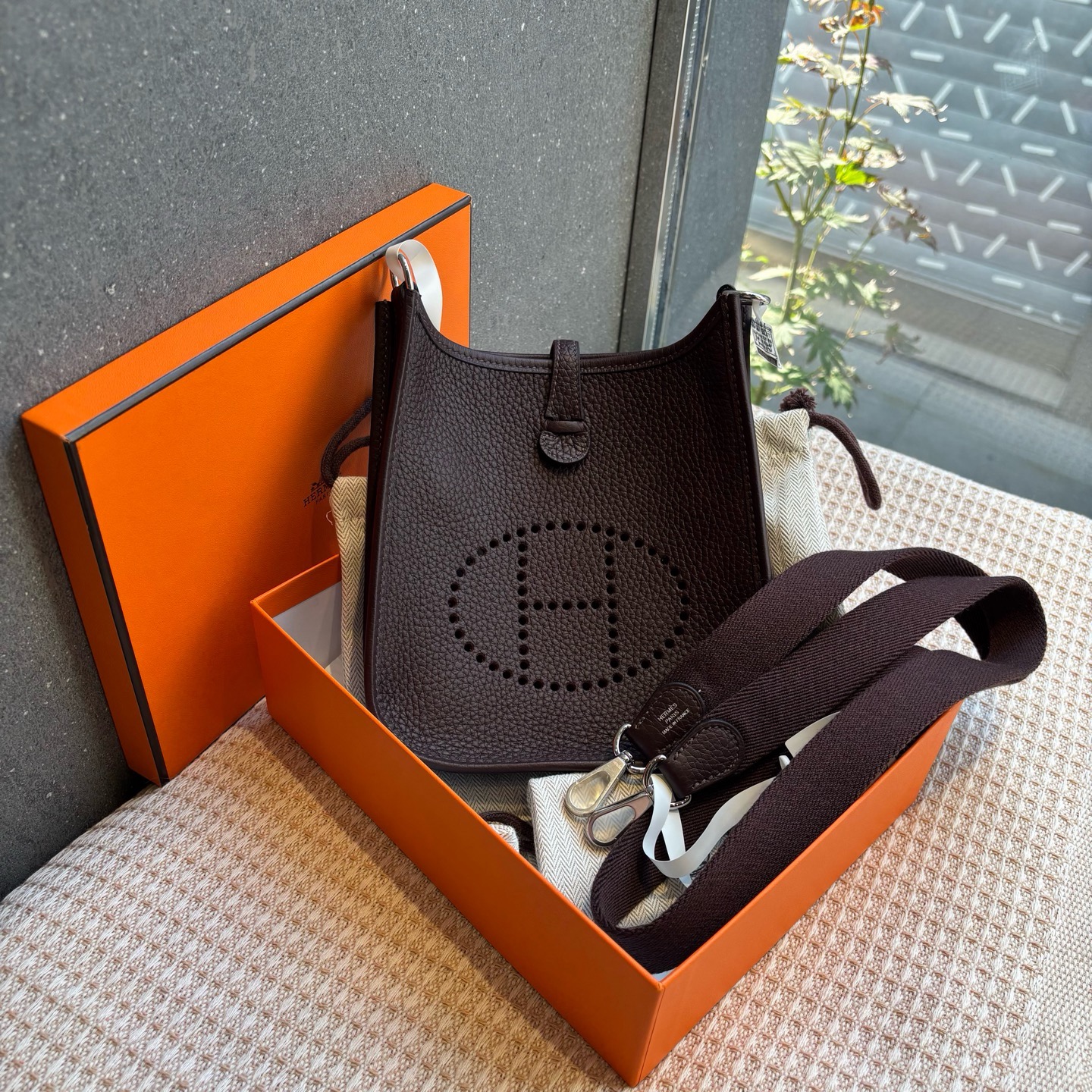 99新 Hermes/爱马仕 爱马仕 马鞍红mini evelyne U刻 盒子尘袋