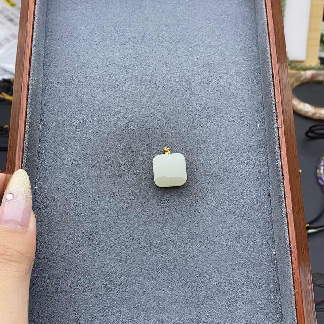 和田玉吊坠(不含链)18K金镶嵌