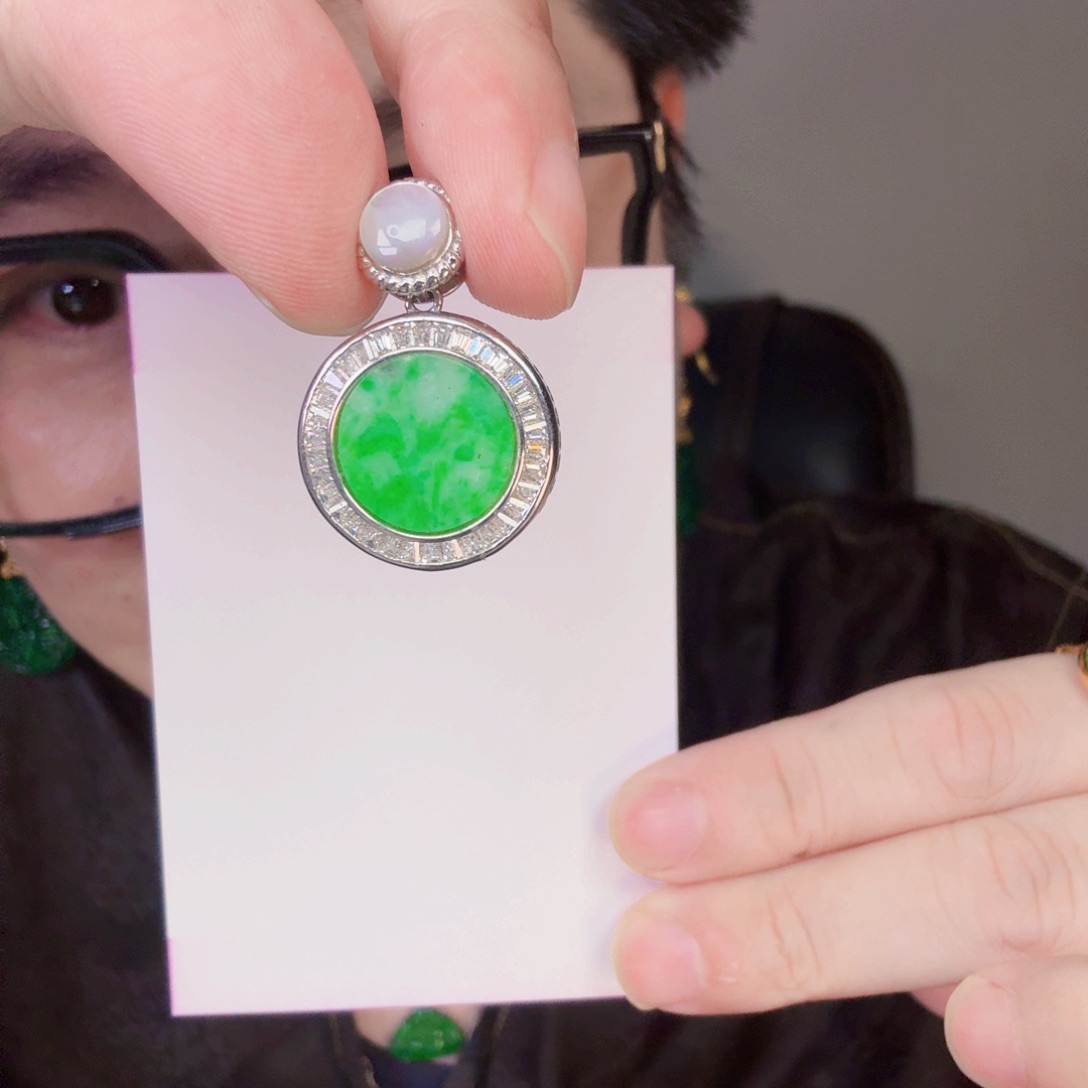 翡翠未镶嵌颈饰一件