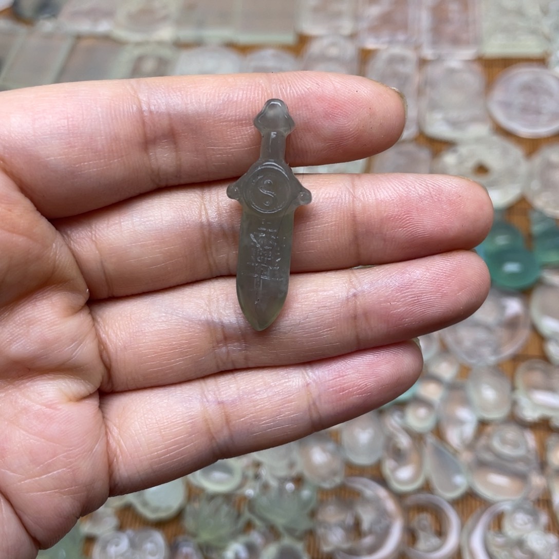 未镶嵌蛇纹石玉颈饰