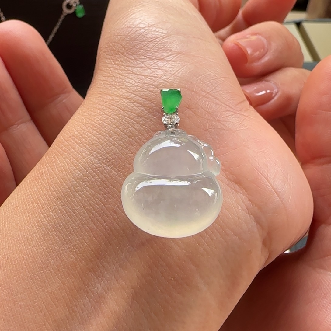 颈饰18K金镶嵌翡翠葫芦