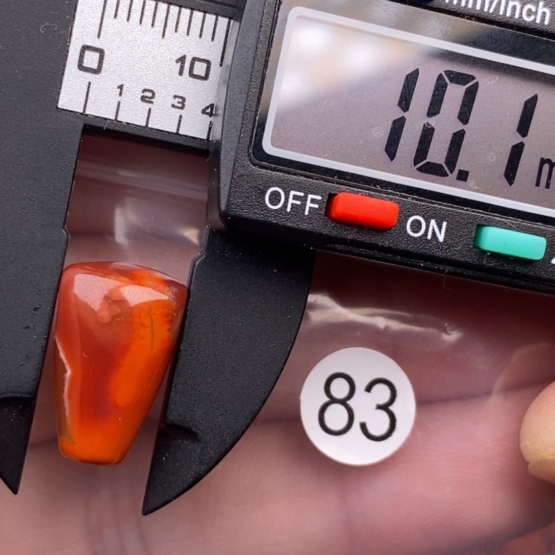 南红玛瑙未镶嵌配饰有瑕疵