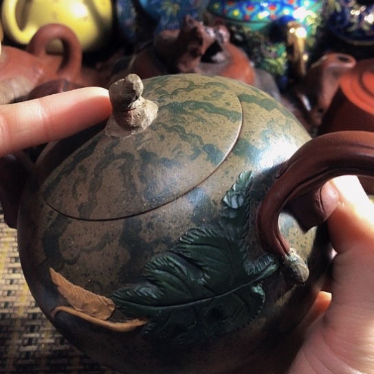 紫砂茶壶原矿泥料手工制作的紫砂壶。