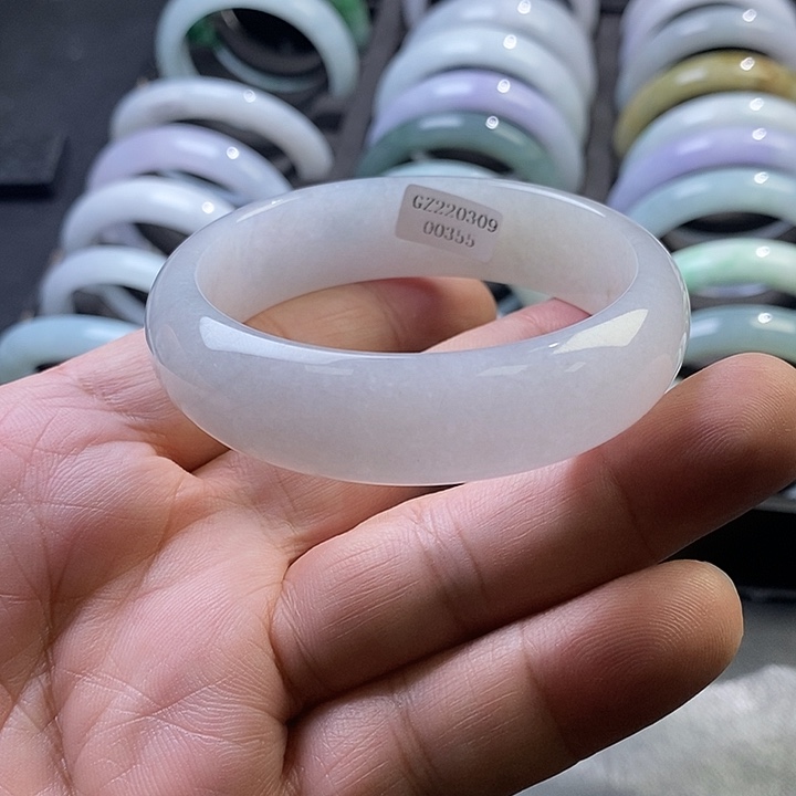 翡翠未镶嵌手镯3、正