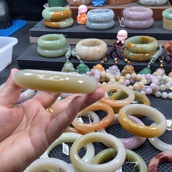 未镶嵌手镯石英岩玉