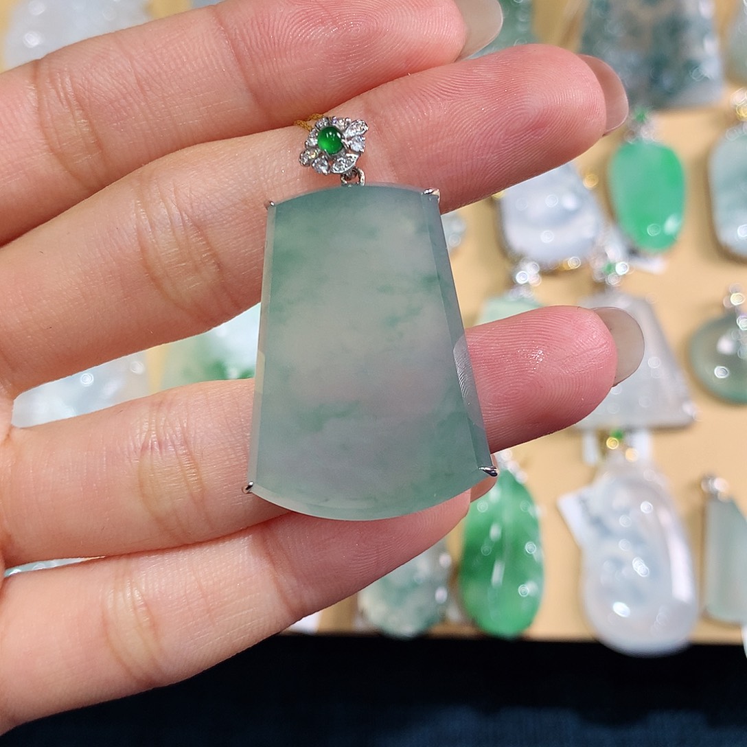 翡翠吊坠(不含链)18K金镶嵌